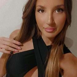 Una de nuestras pacientes que han quedado satisfechas con su aumento de pechos con implantes en Wellness Kliniek Barcelona