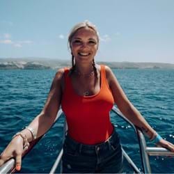 Siempre he tenido un gran complejo por mi pecho. Desde muy pequeña he tenido un gran pecho que me ha generado dolores de espalda, además siempre ha estado caído y me daba verguenza mirarme al espejo, así que decidí someterme a una operación de reducción y elevación de pecho en Wellness Kliniek Barcelona. He lucido mi cuerpo más en estos dos años que en los 27 años anteriores. Gracias por todo Wellness Kliniek.