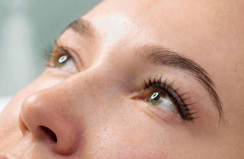 Levantamiento de cejas