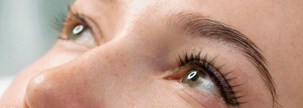 Levantamiento de cejas